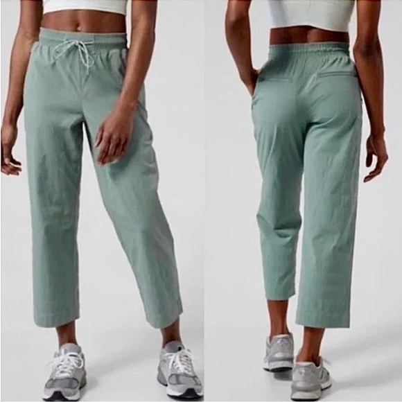 Athleta Pants - ATHLETA Trekkie Straight Crop Pants in Seafoam Size 12 (GUC)
